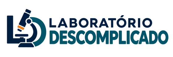 Laboratório Descomplicado — logo com microscópio